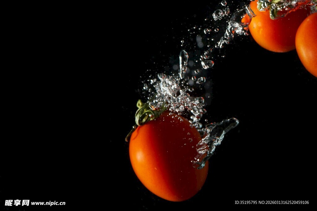 番茄入水瞬间水花飞溅