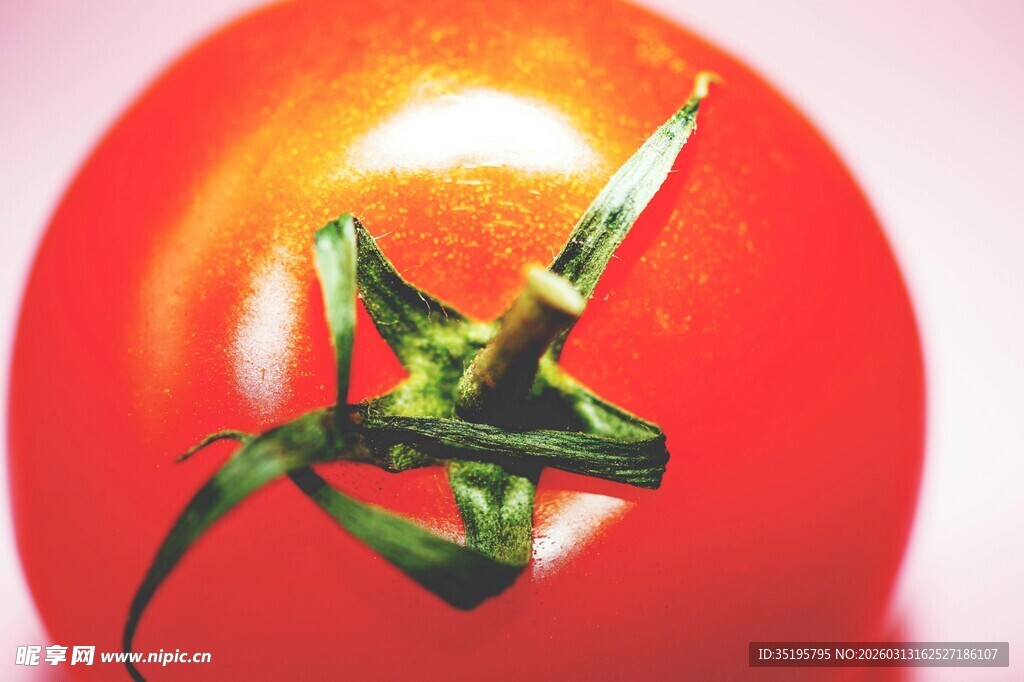 鲜红饱满的番茄特写