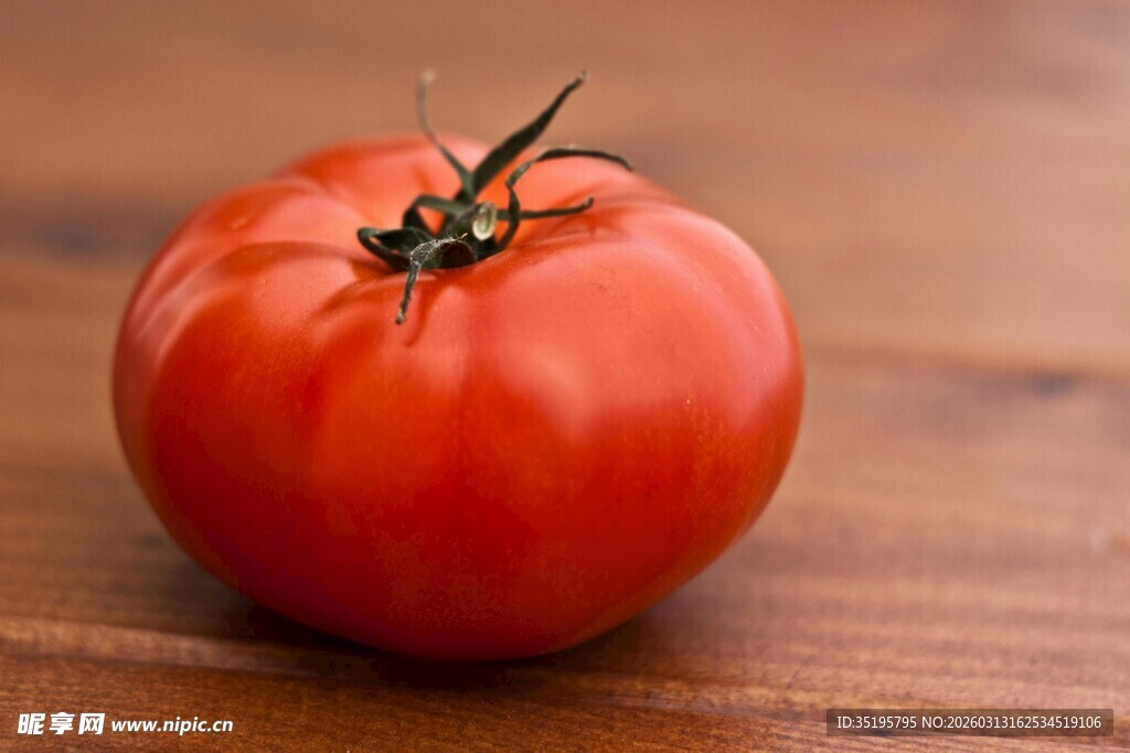 鲜红番茄置于木质桌面上