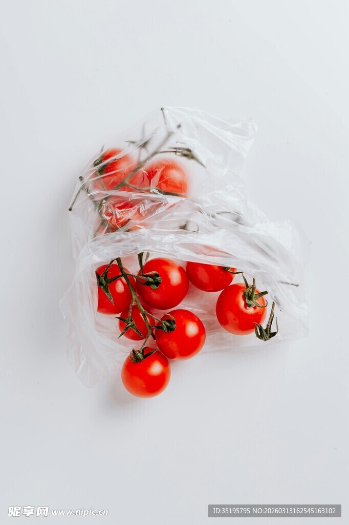 袋装新鲜樱桃番茄散落