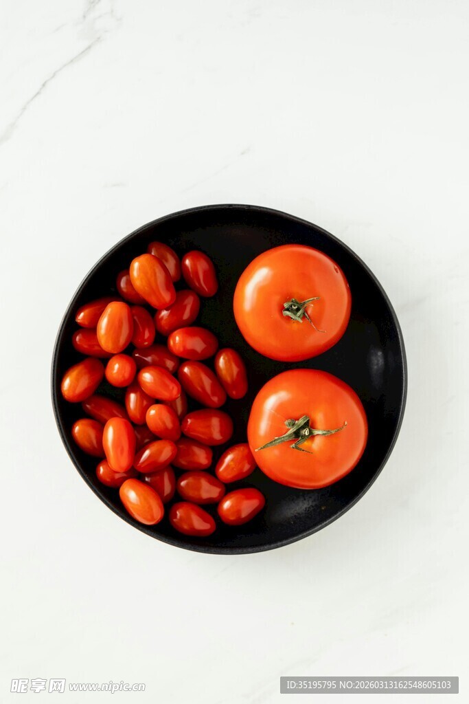 黑盘上的大小番茄