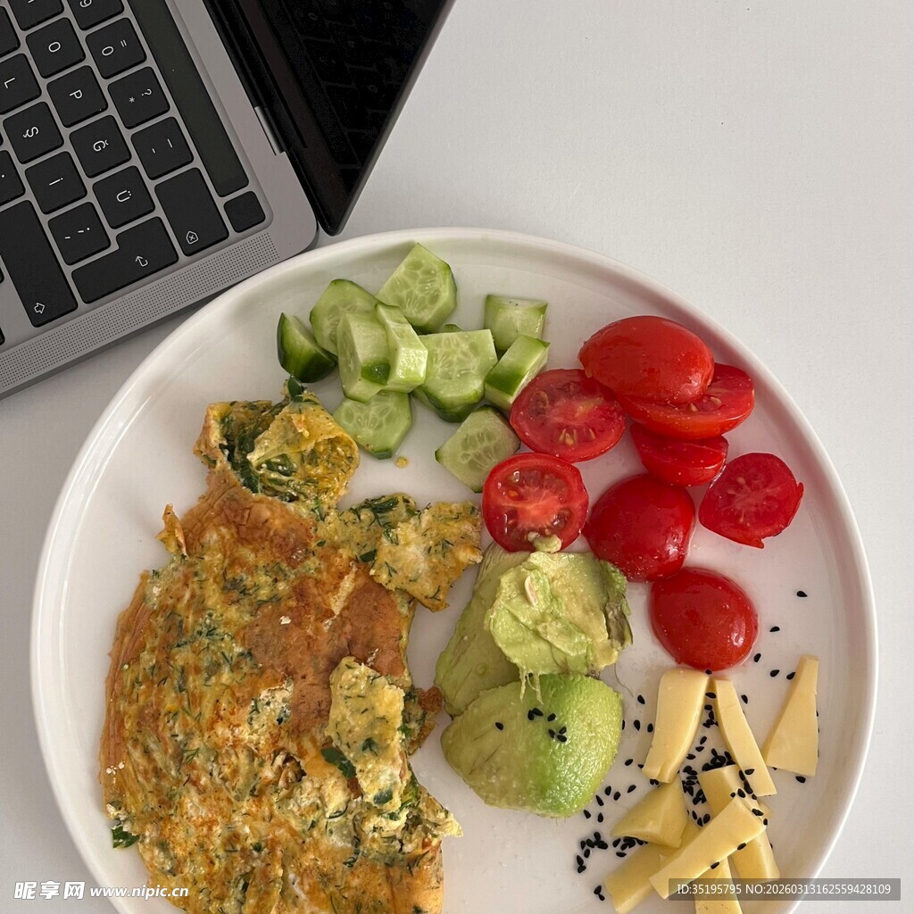 健康美味的蔬果炒蛋拼盘