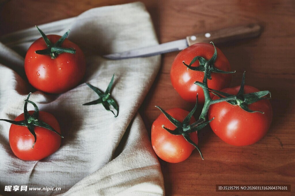 新鲜番茄置于木桌与布上