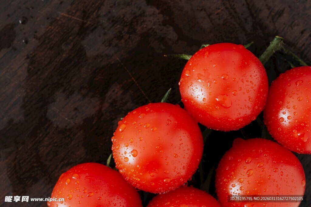 新鲜红番茄堆叠