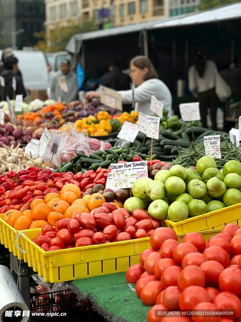 热闹集市的多彩新鲜蔬果