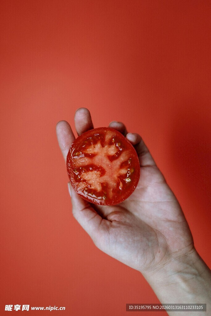 手中的新鲜番茄