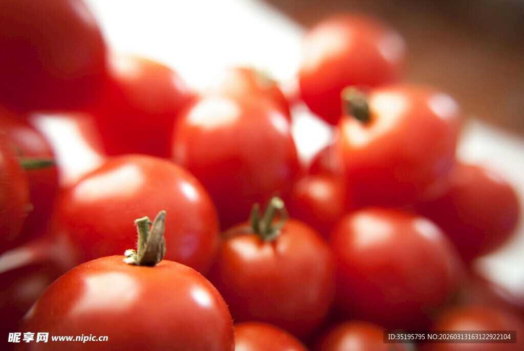 新鲜小番茄色泽诱人