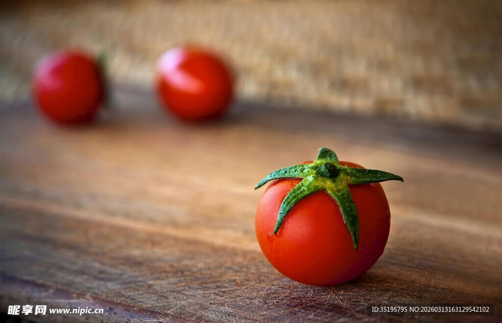 新鲜红番茄置于木质桌面