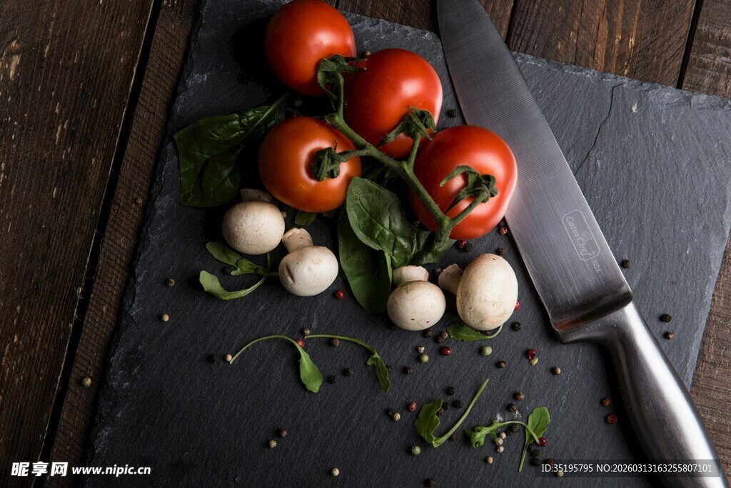 砧板上的新鲜蔬果与刀具