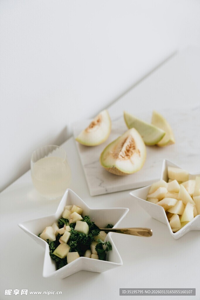 精致摆盘的多样美味小吃