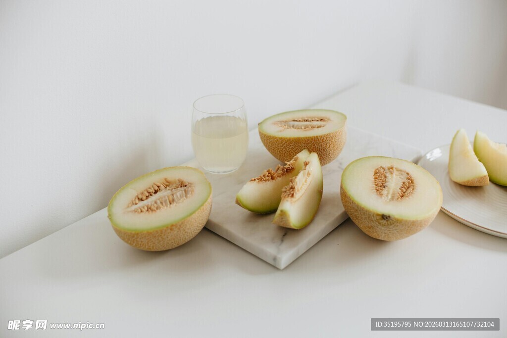 切开的美味水果及饮品