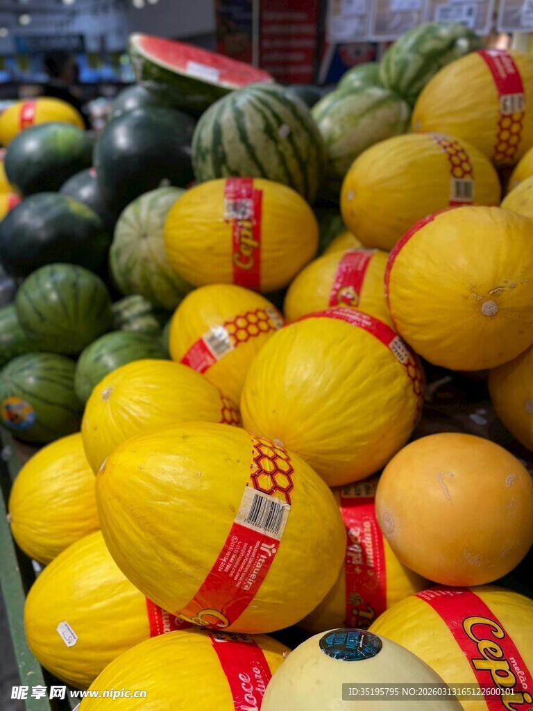 多彩瓜果堆新鲜诱人