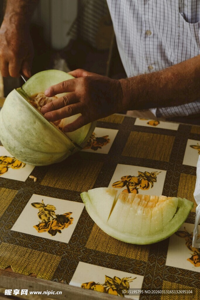手工雕刻瓜艺过程展示