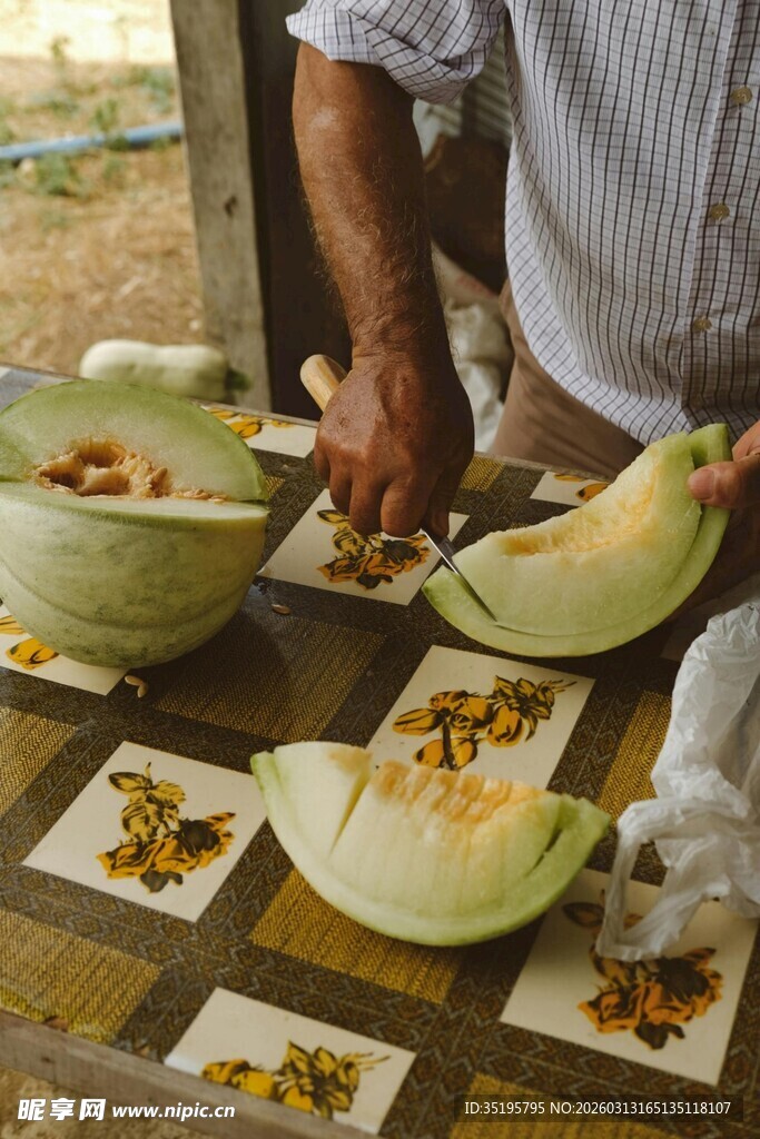 切分甜瓜的劳作场景