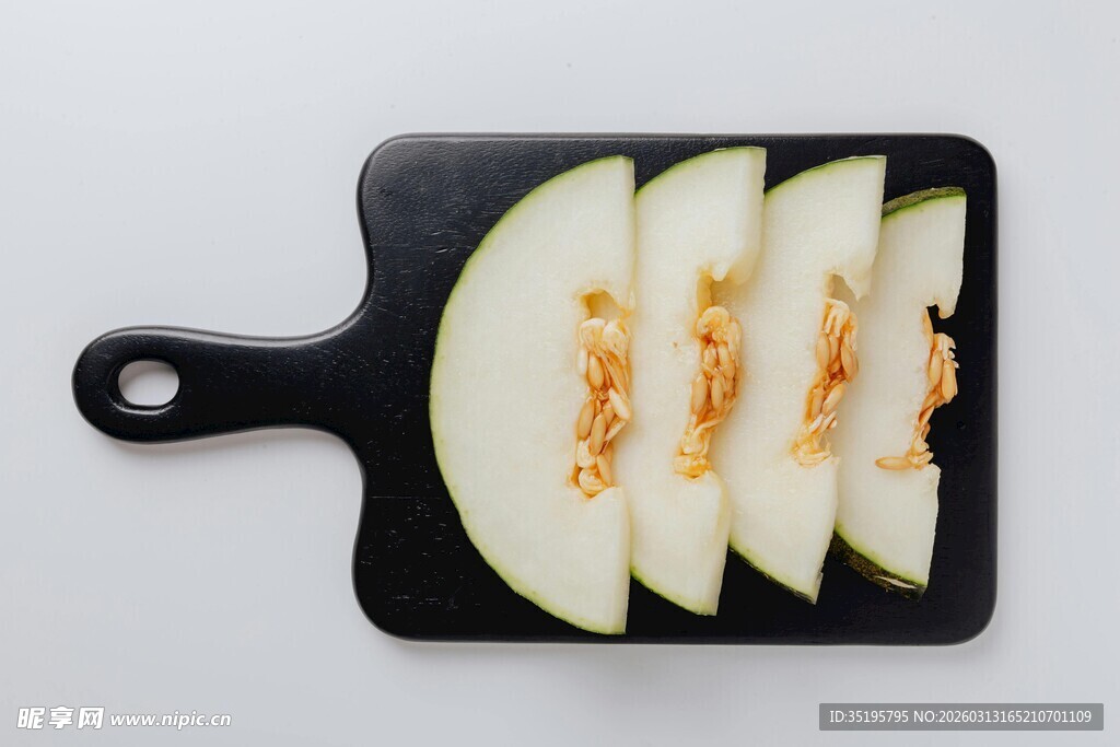 黑盘上的切片甜瓜