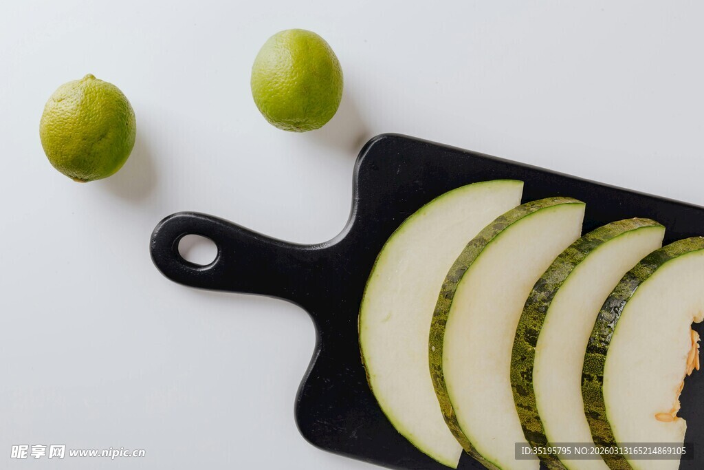 黑盘上的青梨切片