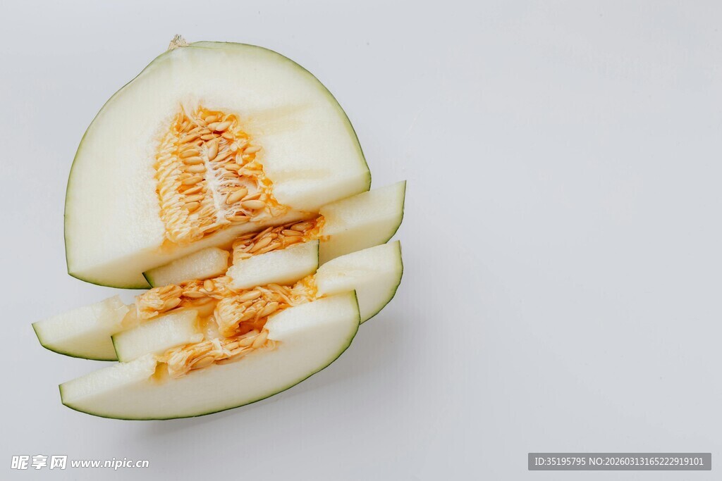 切开的甜瓜展示新鲜果肉