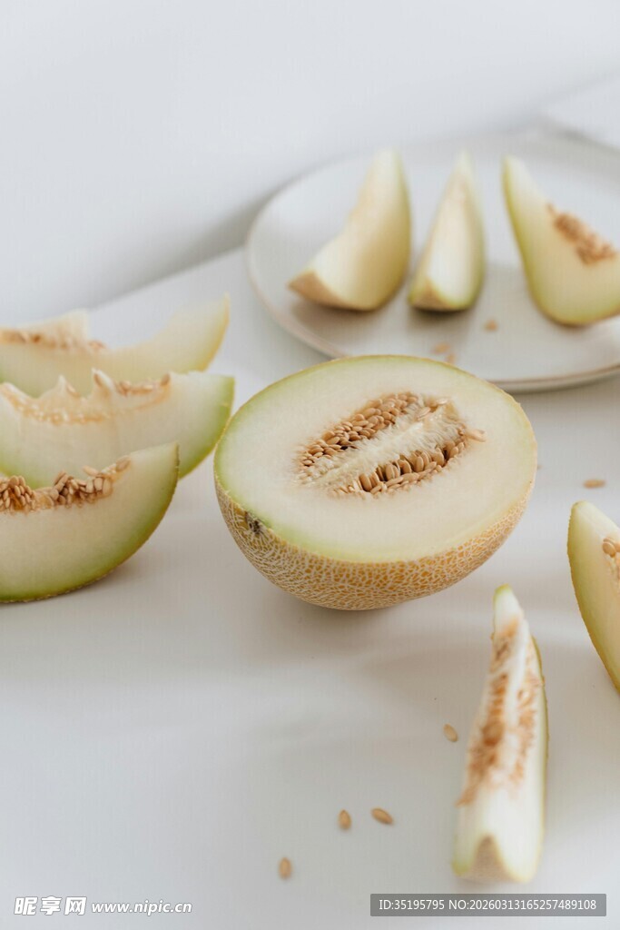 切开的甜瓜展示新鲜果肉