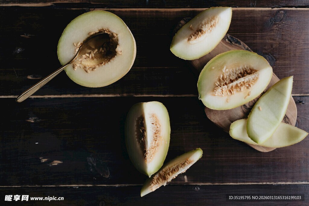 切开的甜瓜摆放在木桌上