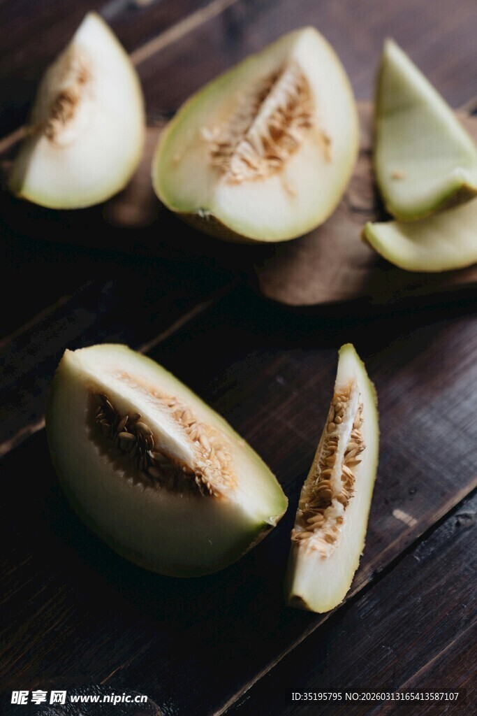 切开的甜瓜置于木桌上