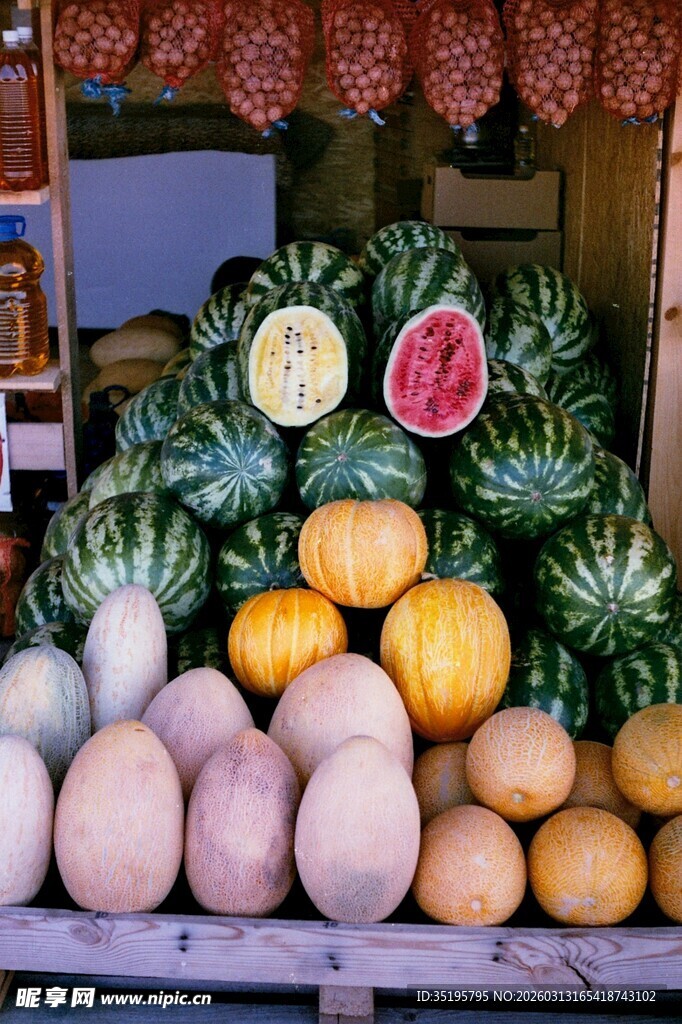 新鲜多样水果摊位展示