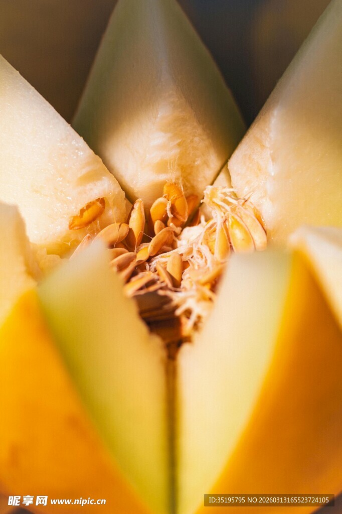 切开的香甜美味哈密瓜