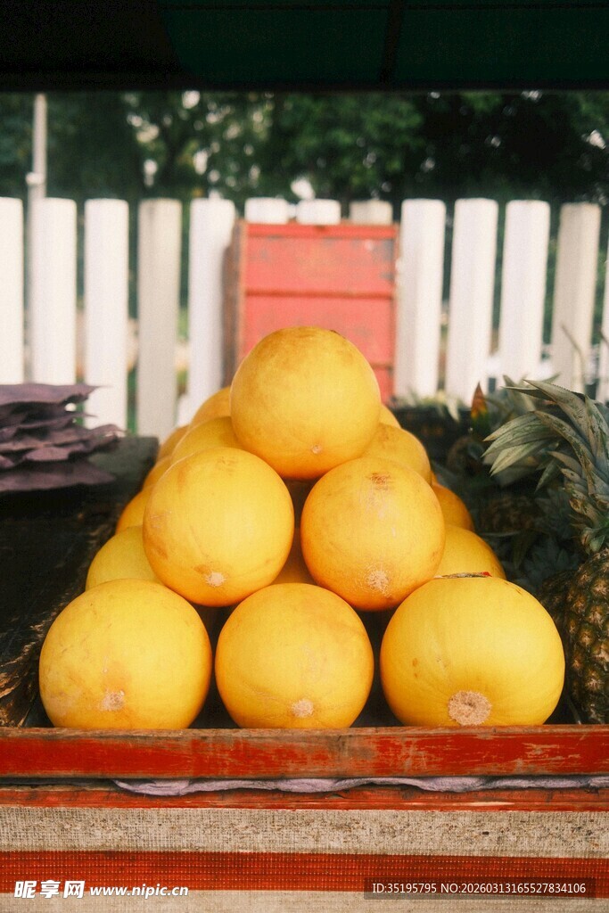 新鲜黄皮瓜堆放在一起