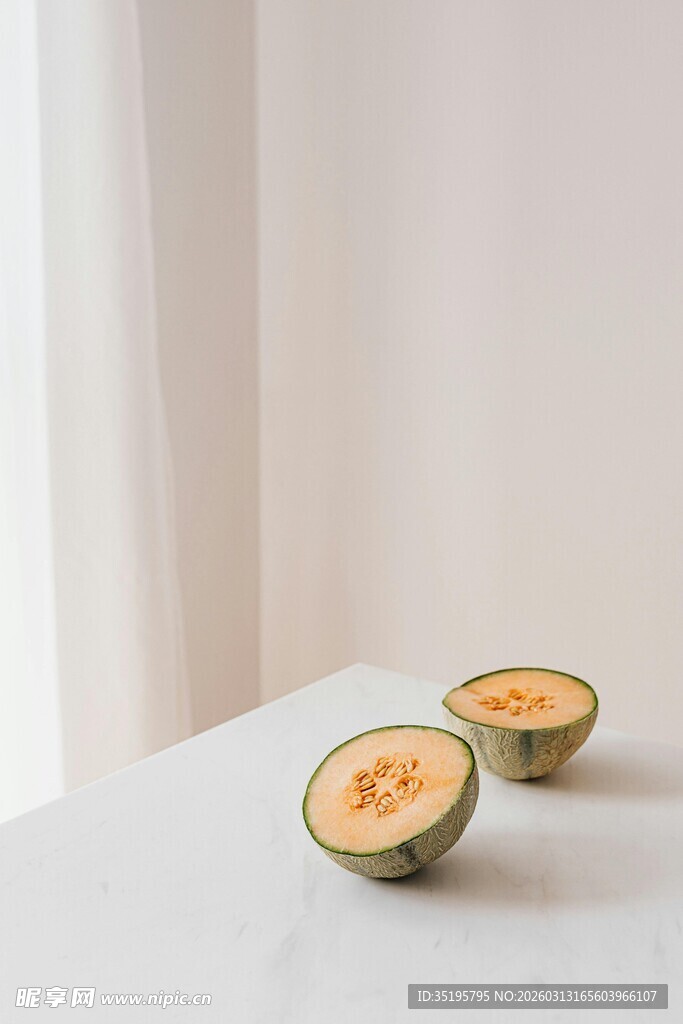 切开的甜瓜置于白色台面上