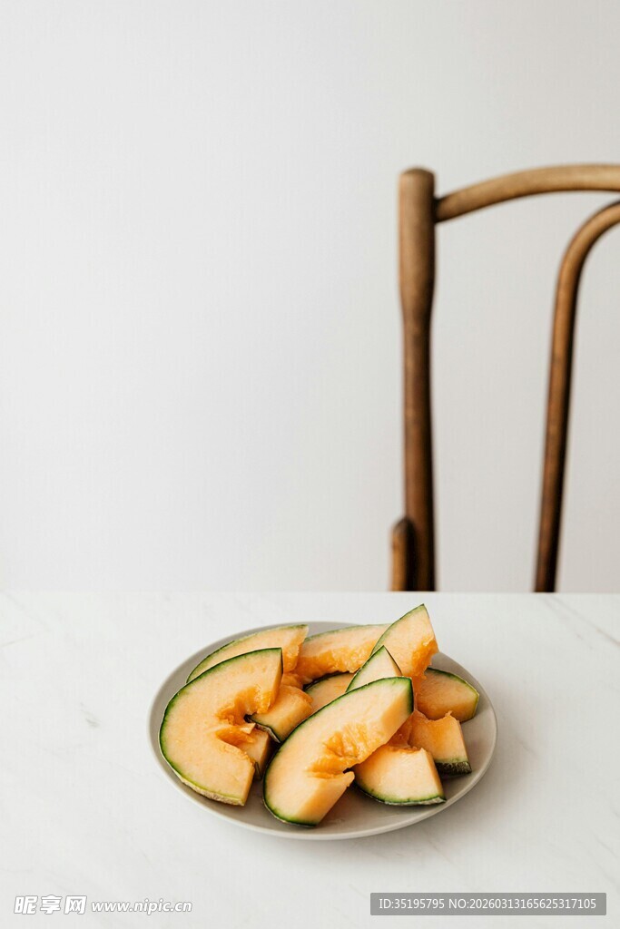 木椅旁盘中的切块甜瓜