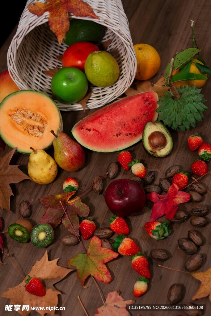 秋日缤纷水果与落叶场景