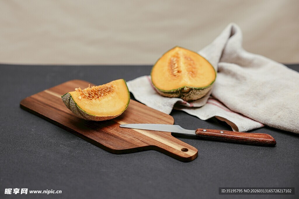 案板上切开的美味南瓜