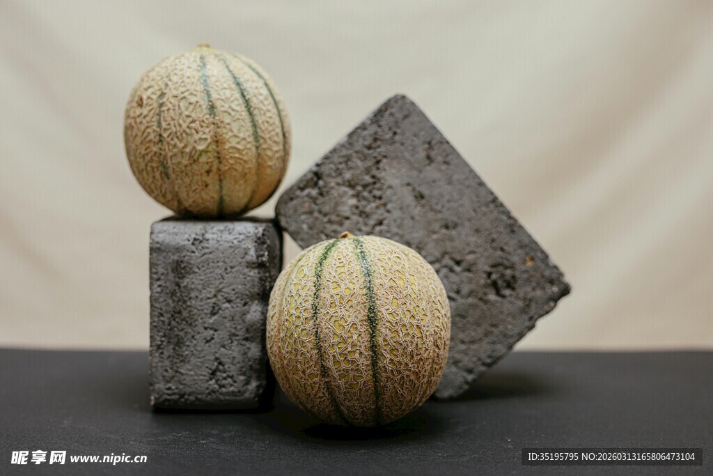 几何形状与球形摆件组合