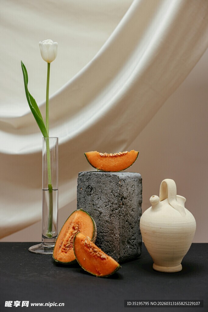 静物摆拍南瓜与雅致器物