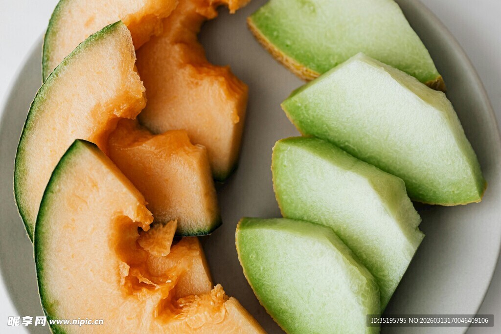 盘中切好的甜瓜和蜜瓜