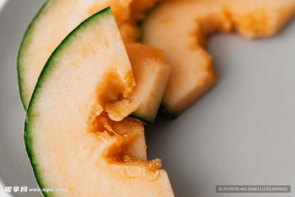 切片甜瓜摆于盘中