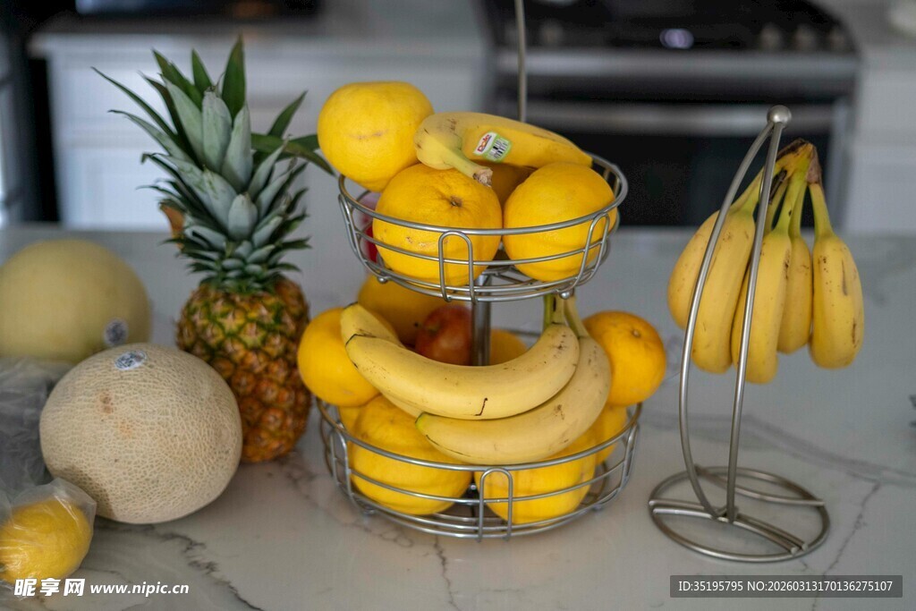 多样热带水果堆叠展示