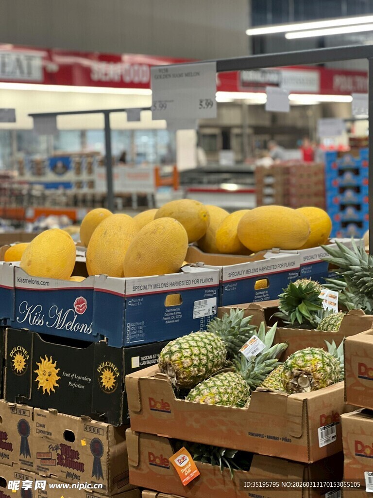 超市内多样新鲜水果陈列