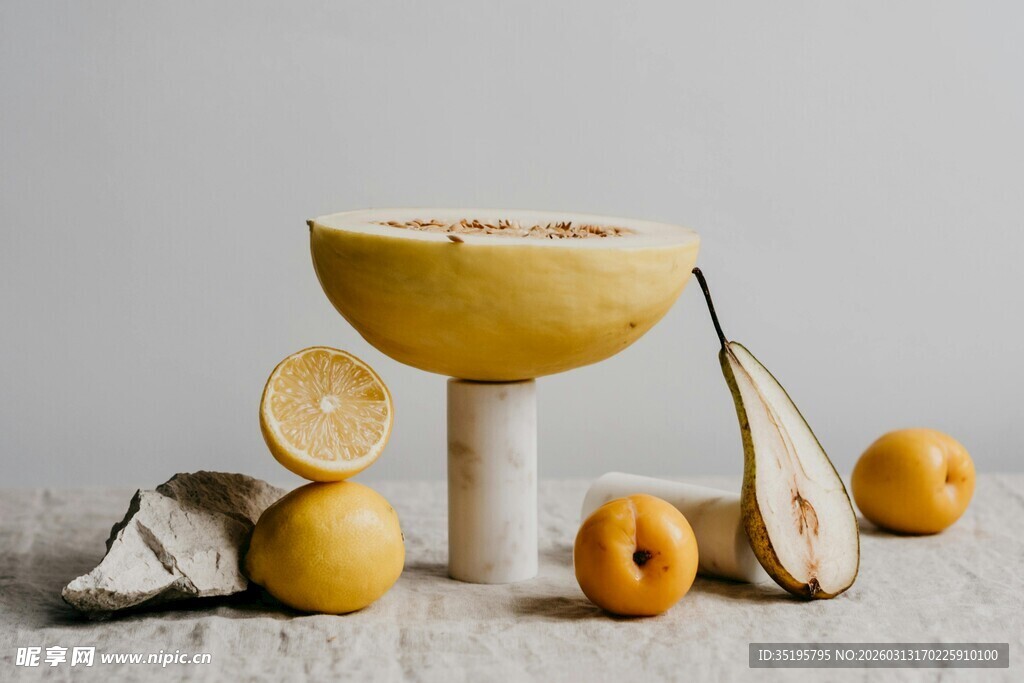 黄色果盘与多样水果组合