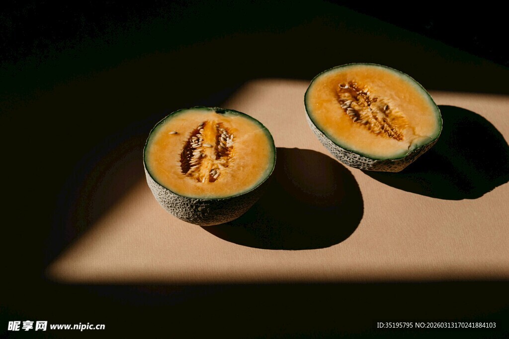 切开的甜瓜展示诱人果肉