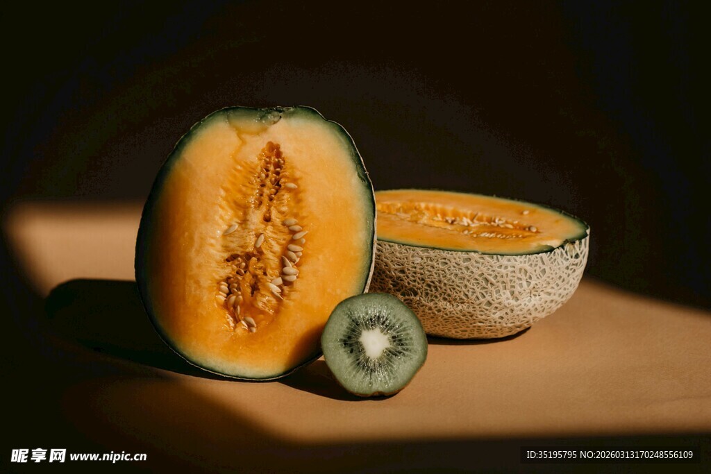 切开的甜瓜与猕猴桃