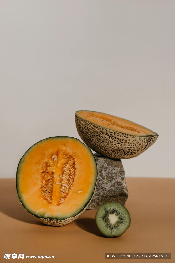 切开的甜瓜与猕猴桃摆件