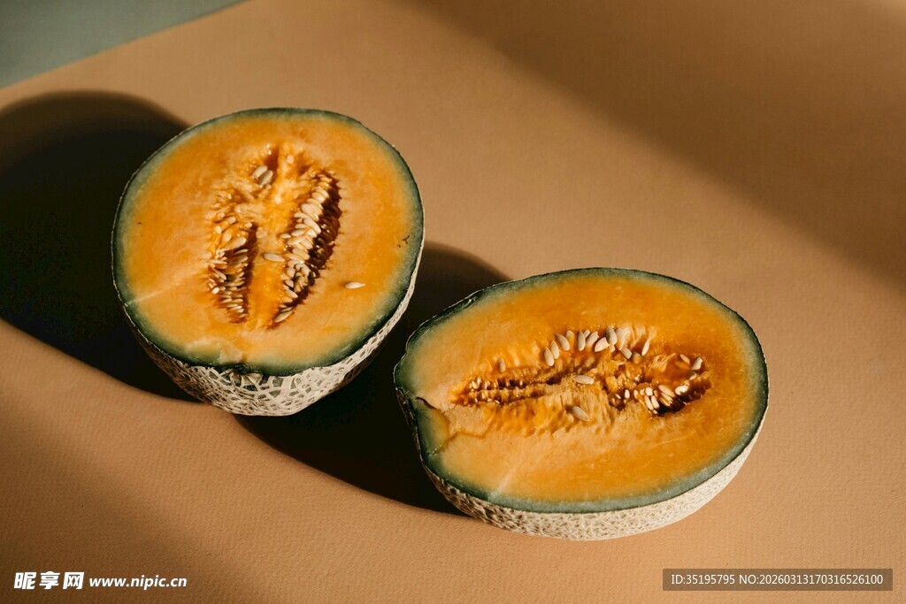 切开的甜瓜展示诱人果肉