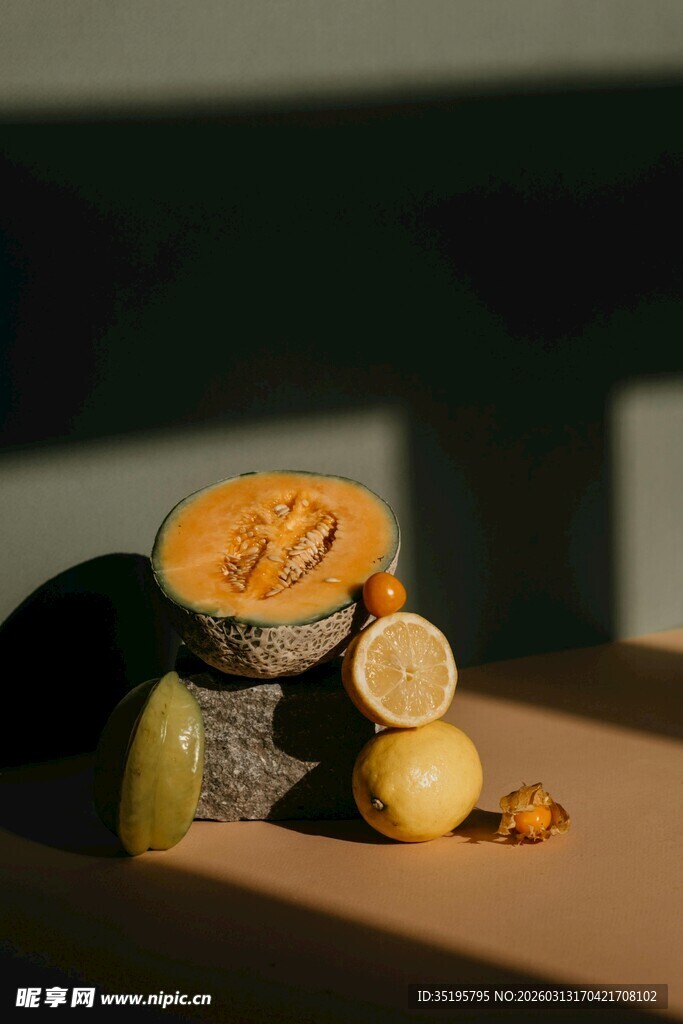 静物切开的水果与梨