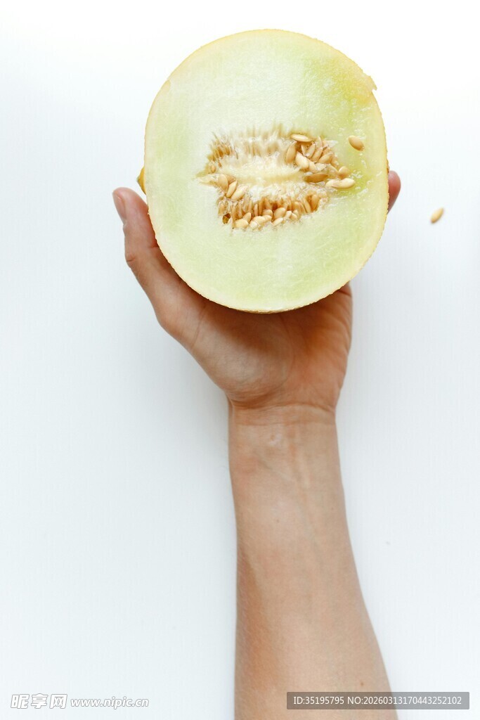 手捧切开的黄色甜瓜