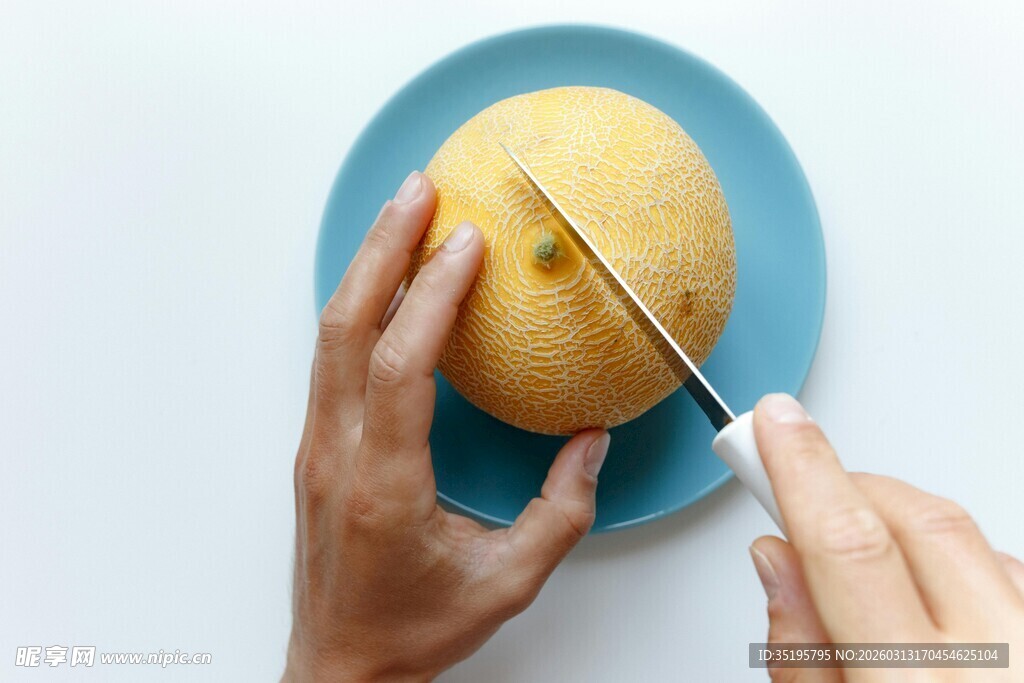 手用刀削黄色水果