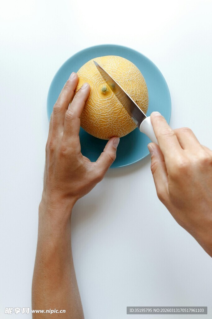 双手持刀切黄色水果