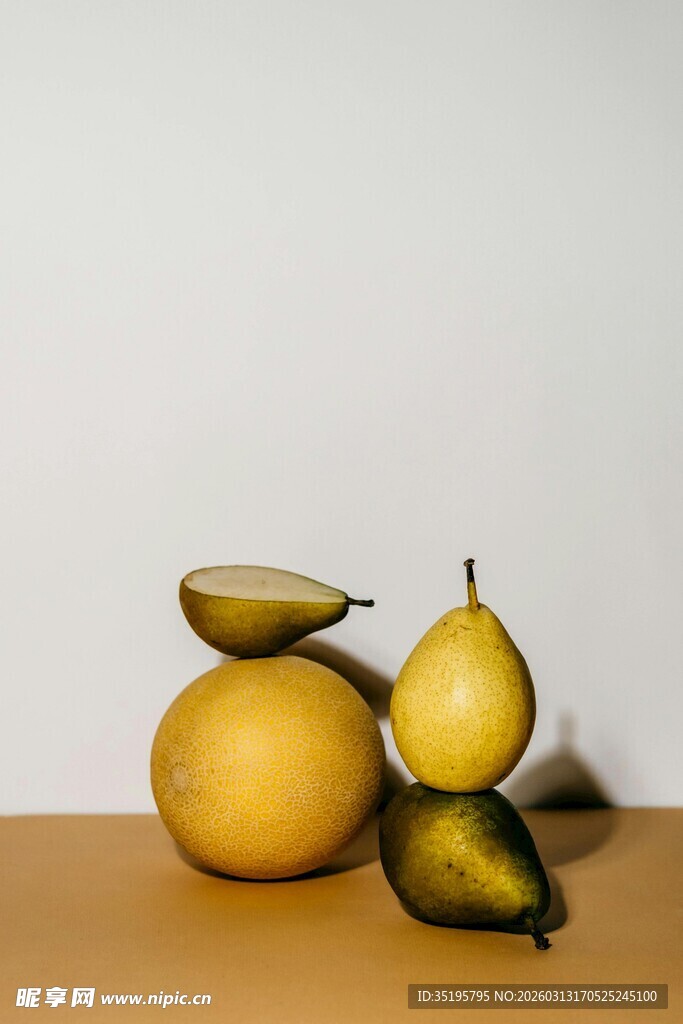 桌上摆放的柠檬与梨子