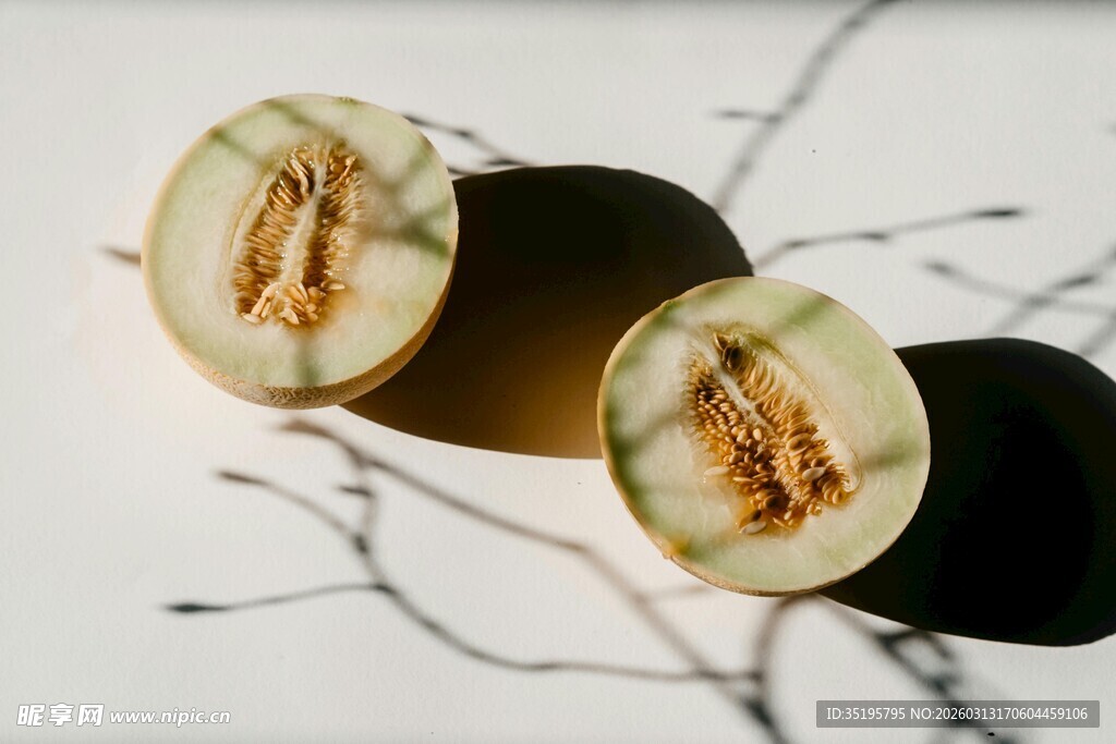 切开的甜瓜及其藤蔓背景