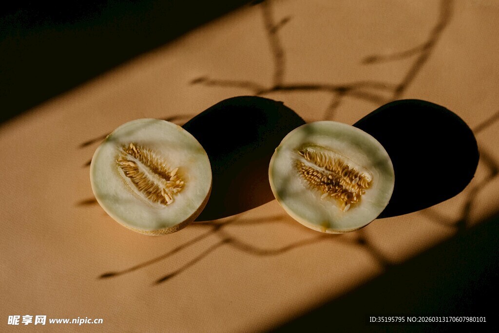 切开的白色果实及藤蔓