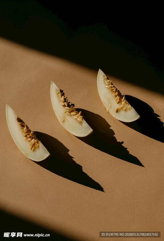 三片切块甜瓜的光影特写